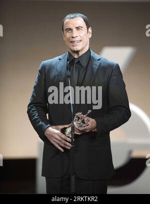 Bildnummer: 58504309  Datum: 23.09.2012  Copyright: imago/Xinhua (120924) -- SAN SEBASTIAN, Sept. 24, 2012 (Xinhua) --American actor John Travolta holds the cup of the Lifetime Achievement Award he received during the 60th San Sebastian International Film Festival in Spain s San Sebastian, Sept. 23, 2012. (Xinhua/Xie Haining) (srb) SPAIN-SAN SEBASTIAN-FILM FESTIVAL-JOHN TRAVOLTA PUBLICATIONxNOTxINxCHN People Entertainment Kultur Filmfest Preisverleihung Preisträger xjh x1x premiumd 2012 hoch  o0 Trophäe Objekte Lebenswerk     58504309 Date 23 09 2012 Copyright Imago XINHUA  San Sebastian Sept Stock Photo