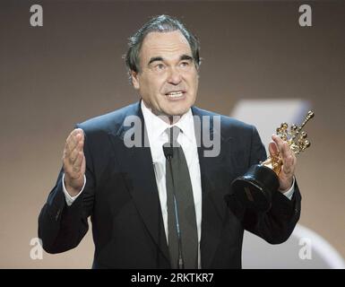 Bildnummer: 58504301  Datum: 23.09.2012  Copyright: imago/Xinhua (120924) -- SAN SEBASTIAN, Sept. 24, 2012 (Xinhua) --American director Oliver Stone speaks after receiving the Lifetime Achievement Award during the 60th San Sebastian International Film Festival in Spain s San Sebastian, Sept. 23, 2012. (Xinhua/Xie Haining) (srb) SPAIN-SAN SEBASTIAN-FILM FESTIVAL-OLIVER STONE PUBLICATIONxNOTxINxCHN People Entertainment Kultur Filmfest Preisverleihung Preisträger xjh x1x premiumd 2012 quer o0 Trophäe Objekte Lebenswerk     58504301 Date 23 09 2012 Copyright Imago XINHUA  San Sebastian Sept 24 201 Stockfoto
