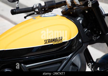 Bordeaux, Frankreich - 08 18 2023 : Ducati Scrambler 1100 Detail Motorradschild Text und Markenlogo auf italienischem Motorrad Tankmotorrad Stockfoto