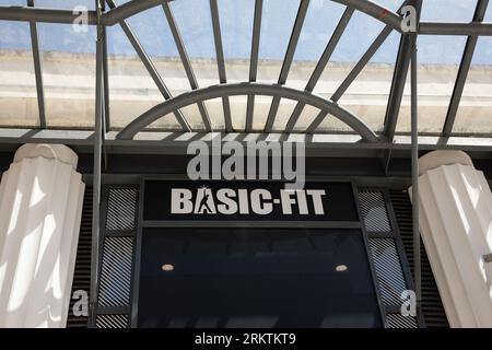 Pau, Frankreich - 08 17 2023 : Basic-Fit Fassade Sport Fitness Club Schild Marke und Text Logo am Eingang Basic FIT sportliches Fitnesscenter Stockfoto