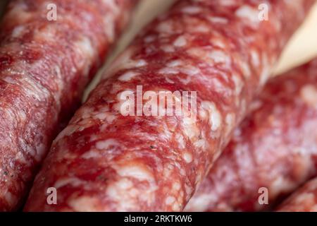 Kalbfleisch-Trockenwurst beim Schneiden, Zubereitung von Snacks aus Kalbfleisch-Trockenwurst Stockfoto