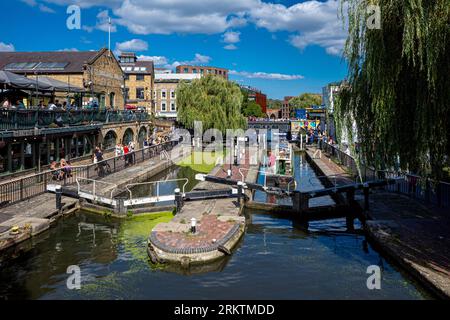 Camden Lock London - Regents Canal Schleusen im Camden London mit Blick auf Dingwalls Musiklokal und Club. Dingwalls Camden Lock. Stockfoto