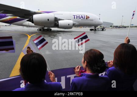 Bildnummer: 58532376 Datum: 29.09.2012 Copyright: imago/Xinhua (120929) -- BANGKOK, 29. September 2012 (Xinhua) -- Mitarbeiter von Thai Airways International (THAI) begrüßen seinen ersten Airbus A380 am Suvarnbhumi International Airport in Bangkok, Thailand, 29. September 2012. THAI wird Anfang Oktober mit der A380 auf den Strecken Bangkok-Hongkong und Bangkok-Singapur den kommerziellen Dienst einleiten. (Xinhua/Rachen Sageamsak) THAILAND-BANGKOK-A380 PUBLICATIONxNOTxINxCHN Wirtschaft Luftfahrt Aisline Flugzeug Premiumd x0x xmb 2012 quer 58532376 Datum 29 09 2012 Copyright Imago XINHUA Bangkok September 29 2012 XI Stockfoto