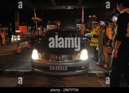 Bildnummer: 58533532  Datum: 30.09.2012  Copyright: imago/Xinhua (120930) -- JINAN, Sept. 30, 2012 (Xinhua) -- A sedan passes a tollgate in Jinan, capital of east China s Shandong Province, early on Sept. 30, 2012. A toll-free holiday policy has been implemented in China since Sunday, also the start of the eight-day Mid-Autumn Festival and National Day holiday. The policy, which allows free passage of passenger cars with seven seats or fewer on toll roads, bridges and tunnels, is warmly welcomed by the majority of private car owners, a group that has long complained that toll gates cause traff Stock Photo