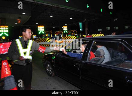 Bildnummer: 58533527  Datum: 30.09.2012  Copyright: imago/Xinhua (120930) -- BEIJING, Sept. 30, 2012 (Xinhua) -- A driver passes a Beijing-based expressway toll station in the midnight on Sept. 30, 2012. A road policy which exempts passenger vehicles (with seven seats and below) from expressway tolls during the eight-day Mid-Autumn Festival and National Day holiday takes effect on Sunday.(Xinhua/Li Wen)(lj) CHINA-HOLIDAY-TRANSPORTATION-TOLL-FREE(CN) PUBLICATIONxNOTxINxCHN Wirtschaft Verkehr Strasse Autobahn Maut Mautgebühr Mautstelle xas x0x 2012 quer      58533527 Date 30 09 2012 Copyright Im Stock Photo