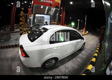 Bildnummer: 58533538  Datum: 30.09.2012  Copyright: imago/Xinhua (120930) -- QINGDAO, Sept. 30, 2012 (Xinhua) -- A sedan passes a tollgate in Qingdao, east China s Shandong Province, on Sept. 30, 2012. A toll-free holiday policy has been implemented in China since Sunday, also the start of the eight-day Mid-Autumn Festival and National Day holiday. The policy, which allows free passage of passenger cars with seven seats or fewer on toll roads, bridges and tunnels, is warmly welcomed by the majority of private car owners, a group that has long complained that toll gates cause traffic jams durin Stock Photo