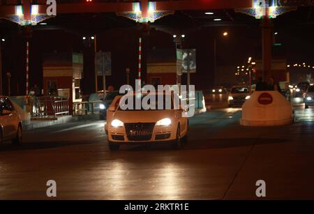 Bildnummer: 58533523 Datum: 30.09.2012 Copyright: imago/Xinhua (120930) -- PEKING, 30. September 2012 (Xinhua) -- Eine Limousine passiert Eine Mautstelle in Peking, China, früh am 30. September 2012. Seit Sonntag, dem Beginn des achttägigen Mid-Autumn Festivals und des Nationalfeiertags, wird in China eine gebührenfreie Urlaubspolitik umgesetzt. Die Politik, die den freien Verkehr von Personenkraftwagen mit sieben oder weniger Sitzen auf mautpflichtigen Straßen, Brücken und Tunneln ermöglicht, wird von der Mehrheit der privaten Fahrzeughalter begrüßt, eine Gruppe, die sich seit langem darüber beschwert hat, dass Mautstellen während nationaler Feiertage zu Staus führen Stockfoto