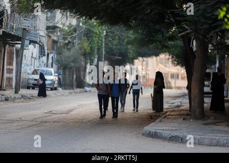 Palästina. 26. August 2023. Palästinensische Studenten gehen zum ersten Tag des neuen akademischen Jahres im Lager Jabalia im nördlichen Gazastreifen, 26. August 2023. Foto: Ramez HabboubABACAPRESS.COM Credit: Abaca Press/Alamy Live News Stockfoto