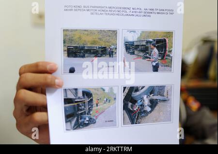 Bildnummer: 58549857  Datum: 03.10.2012  Copyright: imago/Xinhua (121003) -- BANDUNG, Oct. 3, 2012 (Xinhua) -- A police officer shows photos of the demaged tourist bus in an accident in Ciater, 30 km from Bandung, West Java, on Oct. 3, 2012. The accident took place at around 11 o clock Monday when a tourist bus lost control and fell down at Emen Slope in Subang, West Java. Four including three Chinese tourists were killed in the accident, the Chinese Embassy in Jakarta confirmed Wednesday. (Xinhua/Veri Sanovri) INDONESIA-BANDUNG-TOURIST BUS-ACCIDENT-CHINESE PUBLICATIONxNOTxINxCHN Gesellschaft Stock Photo