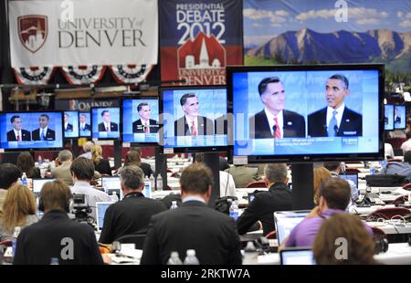 Bildnummer: 58551647  Datum: 03.10.2012  Copyright: imago/Xinhua (121004) -- DENVER, Oct. 4, 2012 (Xinhua) -- Journalists watch the rebroadcast about the first presidential debate between U.S. President Barrack Obama and Republican presidential candidate Mitt Romney at Denver University, Denver, Colorado, the United States, Oct. 3, 2012. U.S. President Barack Obama and Republican nominee Mitt Romney on Wednesday night fought head-to-head here over economy, the top issue on the campaign trail, among several domestic issues in their first face-to-face debate. (Xinhua/Zhang Jun)(ctt) U.S.-DENVER- Stock Photo