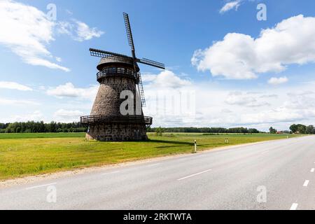 Schöne Windmühle in der Nähe der Hauptstraße an einem sonnigen Sommertag in der Nähe der Hauptstraße im Südosten Estlands Stockfoto