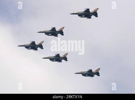 Bildnummer: 58560553  Datum: 06.10.2012  Copyright: imago/Xinhua (121006)-- JERUSALEM, Oct. 6, 2012 (Xinhua) -- This file photo shows Israeli Air Force s F-16 fighter jets performing aerobatic flights above the Mediterranean Sea near Tel Aviv during a celebration for Israel s Independence Day, on April 26, 2012. Israel Air Force intercepted an unmanned aerial vehicle (UAV) that penetrated the Israeli airspace on Oct. 6, 2012, the military said in a statement. (Xinhua/Yin Dongxun) MIDEAST-ISRAEL-AIR FORCE-ATTACK PUBLICATIONxNOTxINxCHN Militär Flugzeug Jet Kampflugzeug Kampfjet Fliegerstaffel x0 Stock Photo