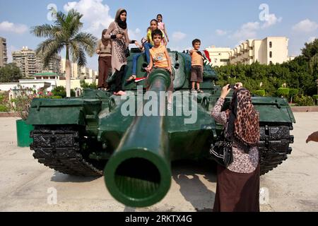Bildnummer: 58561958  Datum: 06.10.2012  Copyright: imago/Xinhua Egyptian children play at a museum which gathers a collection of weapons used during the 1973 October War in Cairo, Egypt, Oct. 6, 2012.   (Xinhua/Amru Salahuddien) EGYPT-ISRAEL-OCT. 6-WAR-COMMEMORATION PUBLICATIONxNOTxINxCHN Gesellschaft Militär Jahrestag Oktoberkrieg Jom Kippur  Krieg  Objekte Kriegsgerät x2x xds 2012 quer o0 Kind Panzer     58561958 Date 06 10 2012 Copyright Imago XINHUA Egyptian Children Play AT a Museum Which gathers a Collection of Weapons Used during The 1973 October was in Cairo Egypt OCT 6 2012 XINHUA Stock Photo