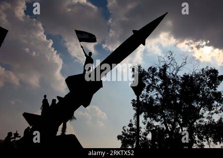 Bildnummer: 58561962 Datum: 06.10.2012 Copyright: imago/Xinhua Ägyptische Kinder spielen in einem Museum, das eine Sammlung von Waffen sammelt, die während des 1973. Oktober-Krieges in Kairo, Ägypten, 6. Oktober 2012 verwendet wurden. (Xinhua/Amru Salahuddien) ÄGYPTEN-ISRAEL-ÜLG. 6-KRIEGS-GEDENKEN PUBLICATIONxNOTxINxCHN Gesellschaft Militär Jahrestag Oktoberkrieg Jom Kippur Krieg Objekte Kriegsgerät x2x xds 2012 quer Aufmacher o0 Kind Rakete Gegenlicht 58561962 Datum 06 10 2012 Copyright Imago XINHUA Ägyptische Kinder spielen IN einem Museum, das eine Sammlung von Waffen sammelt, die während des 1973. Oktober in Kairo Ägypten verwendet wurden Stockfoto