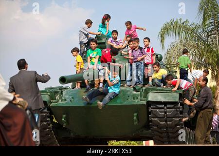 Bildnummer: 58561959 Datum: 06.10.2012 Copyright: imago/Xinhua Ägyptische Kinder spielen in einem Museum, das eine Sammlung von Waffen sammelt, die während des 1973. Oktober-Krieges in Kairo, Ägypten, 6. Oktober 2012 verwendet wurden. (Xinhua/Amru Salahuddien) ÄGYPTEN-ISRAEL-ÜLG. 6-KRIEGS-GEDENKEN PUBLICATIONxNOTxINxCHN Gesellschaft Militär Jahrestag Oktoberkrieg Jom Kippur Krieg Objekte Kriegsgerät x2x xds 2012 quer o0 Kind Panzer 58561959 Datum 06 10 2012 Copyright Imago XINHUA Ägyptische Kinder spielen IN einem Museum, das eine Sammlung von Waffen sammelt, die während des 1973. Oktober verwendet wurden, war in Kairo Ägypten OCT 6 2012 XINHUA Stockfoto