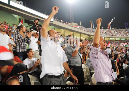 Bildnummer: 58561964 Datum: 06.10.2012 Copyright: imago/Xinhua schreien Parolen während einer Festveranstaltung zum 39. Jahrestag des Krieges gegen Israel am 6. Oktober 2012 im Kairo International Stadium in Kairo, Ägypten. Ägypten hielt am Samstag eine große Feier zum 39. Jahrestag des Krieges gegen Israel vom 6. Oktober 1973 ab, der Ägypten als siegreiche Leistung betrachtet, die die Moral der arabischen Länder ankurbelte. (Xinhua/Li Muzi) ÄGYPTEN-ISRAEL-ÜLG. 6-KRIEGS-FEIER PUBLICATIONxNOTxINxCHN Gesellschaft Militär Politik Jahrestag Oktoberkrieg Jom Kippu Krieg arabisch x0x xds 2 Stockfoto