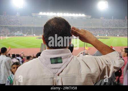 Bildnummer: 58561966 Datum: 06.10.2012 Copyright: imago/Xinhua Ein Mann grüßt während einer Festveranstaltung zum 39. Jahrestag des Krieges gegen Israel am 6. Oktober 2012 im Kairo International Stadium in Kairo, Ägypten. Ägypten hielt am Samstag eine große Feier zum 39. Jahrestag des Krieges gegen Israel vom 6. Oktober 1973 ab, der Ägypten als siegreiche Leistung betrachtet, die die Moral der arabischen Länder ankurbelte. (Xinhua/Li Muzi) ÄGYPTEN-ISRAEL-ÜLG. 6-KRIEGS-FEIER PUBLICATIONxNOTxINxCHN Gesellschaft Militär Politik Jahrestag Oktoberkrieg Jom Kippu Krieg arabisch x0x xds 2 Stockfoto