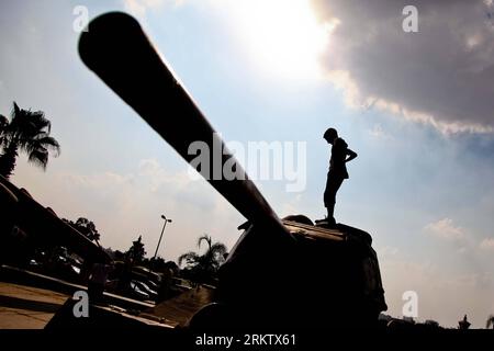 Bildnummer: 58561960  Datum: 06.10.2012  Copyright: imago/Xinhua Egyptian children play at a museum which gathers a collection of weapons used during the 1973 October War in Cairo, Egypt, Oct. 6, 2012.   (Xinhua/Amru Salahuddien) EGYPT-ISRAEL-OCT. 6-WAR-COMMEMORATION PUBLICATIONxNOTxINxCHN Gesellschaft Militär Jahrestag Oktoberkrieg Jom Kippur  Krieg  Objekte Kriegsgerät x2x xds 2012 quer Aufmacher o0 Kind Panzer Gegenlicht     58561960 Date 06 10 2012 Copyright Imago XINHUA Egyptian Children Play AT a Museum Which gathers a Collection of Weapons Used during The 1973 October was in Cairo Egypt Stock Photo