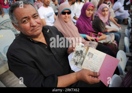 Bildnummer: 58561963  Datum: 06.10.2012  Copyright: imago/Xinhua A man displays his old photo during a celebration ceremony for the 39th anniversary of the Oct.-6 war against Israel, at Cairo International Stadium in Cairo, Egypt, Oct. 6, 2012. Egypt on Saturday held a large celebration commemorating the 39th anniversary of the Oct.-6 war launched against Israel in 1973, which Egypt deems as a victorious feat that boosted the Arab countries morale. (Xinhua/Li Muzi) EGYPT-ISRAEL-OCT. 6-WAR-CELEBRATION PUBLICATIONxNOTxINxCHN Gesellschaft Militär Politik Jahrestag Oktoberkrieg Jom Kippu Krieg ara Stock Photo