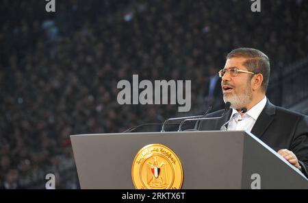 Bildnummer: 58562000 Datum: 06.10.2012 Copyright: imago/Xinhua der ägyptische Präsident Mohamed Mursi hält eine Rede während einer feierlichen Zeremonie zum 39. Jahrestag des Krieges gegen Israel am 6. Oktober 2012 im Kairo International Stadium in Kairo, Ägypten. Ägypten hielt am Samstag eine große Feier zum 39. Jahrestag des Krieges gegen Israel vom 6. Oktober 1973 ab, der Ägypten als siegreiche Leistung betrachtet, die die Moral der arabischen Länder ankurbelte. (Xinhua/ägyptischer Ratsvorsitz) ÄGYPTEN-ISRAEL-ÜLG. 6-KRIEGS-FEIER PUBLICATIONxNOTxINxCHN People Politik Gesellschaft Milit Stockfoto
