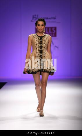 Bildnummer: 58567223 Datum: 08.10.2012 Copyright: imago/Xinhua Ein Model präsentiert eine Kreation des Modedesigners Jyoti Sharma am 3. Tag der Wills Lifestyle India Fashion Week in New Delhi, Indien, 8. Oktober 2012. (Xinhua/Partha Sarkar)(zyw) INDIA-NEW DELHI-FASHION WEEK PUBLICATIONxNOTxINxCHN Entertainment Kultur Mode Modenschau Modewoche Damenmode xjh x0x Premiere 2012 hoch 58567223 Datum 08 10 2012 Copyright Imago XINHUA A Model präsentiert eine Kreation von Fashion Designers Jyoti Sharma AM 3. Tag der Wills Lifestyle India Fashion Week in Neu-Delhi Indien OCT 8 2012 XINHUA Partha SAR Stockfoto