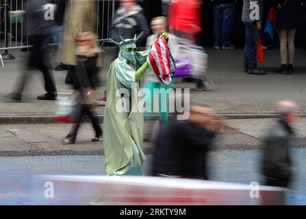 Bildnummer: 58570868 Datum: 09.10.2012 Copyright: imago/Xinhua ein Schauspieler, der als Freiheitsstatue verkleidet ist, wird am 9. Oktober 2012 auf dem Times Square in New York gesehen. (Xinhua/Wang Lei) (zyw) U.S.-NEW YORK-JOBLESS RATE-DROP PUBLICATIONxNOTxINxCHN Gesellschaft USA xjh x2x 2012 quer o0 Schauspieler menschliche Statue Freiheitsstatue 58570868 Datum 09 10 2012 Copyright Imago XINHUA an Schauspieler gekleidet als Freiheitsstatue IST Seen AM Times Square in New York OCT 9 2012 XINHUA Wang Lei zyw U S New York jobless Rate Drop PUBLICATIONxNOTxINxCHN Society USA XJH x2x 2012 Horizontal o0 Actor Human S Stockfoto