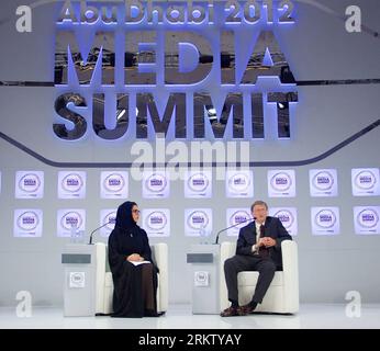 (121009) -- ABU DHABI, 9. Oktober 2012 (Xinhua) -- Bill Gates (R), der Mitbegründer der Microsoft Corp. Und Co-Vorsitzende der Bill&Melinda Gates Foundation, spricht mit der Ankerin während der Eröffnungssitzung des dreitägigen Abu Dhabi 2012 Media Summit, den Vereinigten Arabischen Emiraten, am 9. Oktober 2012. (Xinhua) VAE-ABU DHABI-MEDIA SUMMIT-GATES PUBLICATIONxNOTxINxCHN ABU Dhabi OCT 9 2012 XINHUA Bill Gates r der Co-Gründer von Microsoft Corp und Co-Vorsitzende der Gates Foundation spricht mit der Anchor Woman während der Eröffnungssitzung des dreitägigen Abu Dhabi Mediengipfels 2012 AN den Vereinigten Arabischen Emiraten OKT Stockfoto