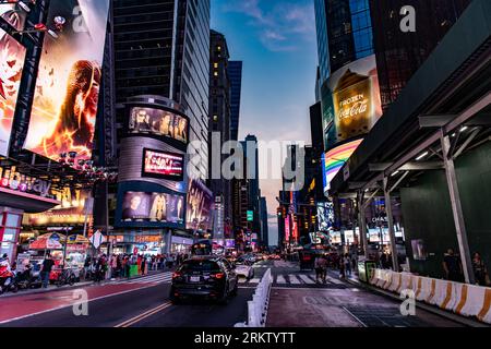 New York City, USA - 11. Juni 2023: Times Square im Zentrum von New york. ny City Street mit Plakatwand. broadway Street von new york city Stockfoto