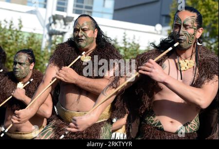 Bildnummer: 58575372 Datum: 10.10.2012 Copyright: imago/Xinhua (121010) -- FRANKFURT, 10. Oktober 2012 (Xinhua) -- Tänzerinnen und Tänzer aus Neuseeland zeigen die Maori-Kulturaufführung während der Frankfurter Buchmesse 2012 in Frankfurt, 10. Oktober 2012. Die Frankfurter Buchmesse 2012 startete am Mittwoch und endet am Sonntag. Die Veranstaltung wird von rund 7.400 Ausstellern aus 104 Ländern besucht, während Neuseeland als Ehrengast 2012 seine literarische und kulturelle Vielfalt mit mehr als 300 Veranstaltungen hervorheben wird. (Xinhua/Ma Ning) (cl) DEUTSCHLAND-FRANKFURT-BUCHMESSE 2012 PUBL Stockfoto