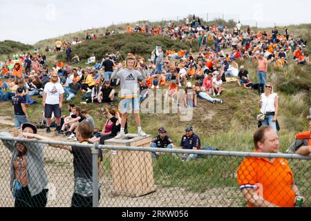 Zandvoort, Niederlande. 25. August 2023. Fans während des Formel 1 Heineken Dutch Grand Prix 2023, 13. Runde der Formel-1-Weltmeisterschaft 2023 vom 25. Bis 28. August 2023 auf dem Zandvoort Circuit in Zandvoort, Niederlande - Foto DPPI Credit: DPPI Media/Alamy Live News Stockfoto