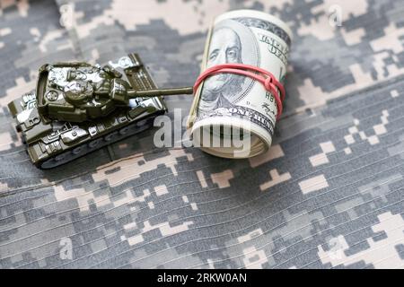 Armeemedaillons und Dollarscheine auf US-Flagge. Militärrente, Militärgehalt oder Militärversicherung Stockfoto