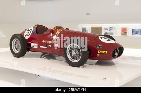 Bildnummer: 58593733  Datum: 15.10.2012  Copyright: imago/Xinhua (121015) -- MODENA(ITALY), Oct. 15, 2012 (Xinhua) -- A vintage Maerati car is on display during the The Great Challenges Ferrari-Maserati exhibition, dedicated to the competition between the two great names in Italian car racing, at the Museo Casa Enzo Ferrari in Modena, northern Italy, Oct. 15, 2012. (Xinhua) ITALY-MODENA-FERRARI-MASERATI-VINTAGE CAR-EXHIBITION PUBLICATIONxNOTxINxCHN Kultur Fahrzeug Oldtimer Auto Objekte Ausstellung xas x0x 2012 quer      58593733 Date 15 10 2012 Copyright Imago XINHUA  Modena Italy OCT 15 2012 Stock Photo