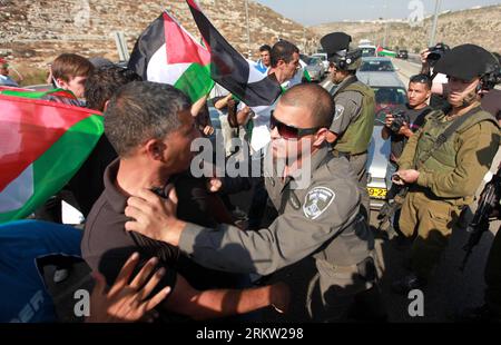 Bildnummer: 58596991  Datum: 16.10.2012  Copyright: imago/Xinhua (121016) -- RAMALLAH, Oct. 16, 2012 (Xinhua) -- Israeli police and soldiers try to disperse protestors blocking Route 443 on a highway linking Jerusalem and Tel Aviv near Ramallah city, on Oct. 16, 2012. Palestinian protesters and international peace activists on Tuesday briefly blocked a street in the West Bank allocated for the use of Israeli vehicles only. (Xinhua/Fadi Arouri) (nxl) MIDEAST-WEST BANK-RAMALLAH-HIGHWAY-PROTEST PUBLICATIONxNOTxINxCHN Politik Polizei Protest Demo Konflikt x0x xdd 2012 quer premiumd      58596991 D Stock Photo