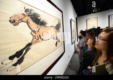Bildnummer: 58599342  Datum: 17.10.2012  Copyright: imago/Xinhua (121017) -- HANGZHOU, Oct. 17, 2012 (Xinhua) -- Visitors watch a traditional Chinese painting of Xu Beihong on a panting exhibition held at Zhejiang Art Museum in Hangzhou City, capital of east China s Zhejiang Province, Oct. 17, 2012. The exhibition, displaying more than 170 pieces of works composed by some 50 distinguished Chinese painters such as Xu Beihong, Zhang Daqian, is held here from Oct. 17 to 28.(Xinhua/Li Zhong) (yxb) CHINA-HANGZHOU-PAINTING EXHIBITION(CN) PUBLICATIONxNOTxINxCHN Kultur Kunst Ausstellung xas x0x 2012 q Stockfoto