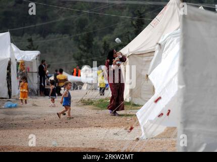 Bildnummer: 58602389 Datum: 17.10.2012 Copyright: imago/Xinhua (121017) -- HATAY, 17. Oktober 2012 (Xinhua) -- Eine syrische Frau küsst ihr Baby am 17. Oktober 2012 im Flüchtlingslager Yayladagi in der türkischen Provinz Hatay. Die Zahl der syrischen Flüchtlinge in der Türkei erreicht 100.363, wie die türkische Regierung am Montag angekündigt hat. (Xinhua/Ma Yan) TÜRKEI-HATAY-SYRIEN-FLÜCHTLING PUBLICATIONxNOTxINxCHN Gesellschaft Flüchtlinge Lager Flüchtlingslager Premiumd x0x xdd 2012 quer 58602389 Datum 17 10 2012 Copyright Imago XINHUA Hatay OCT 17 2012 XINHUA eine syrische Frau küsst ihr Baby IM Flüchtlingscamp in Ha Stockfoto