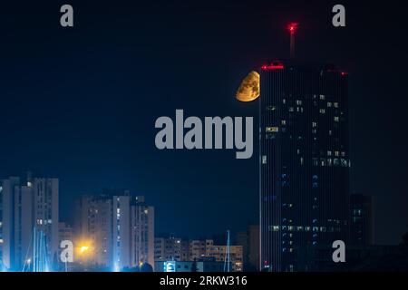 Split, Kroatien. 25. August 2023. Der Mond ist am 26. August 2023 über dem Westgate Tower in Split, Kroatien, zu sehen. Foto: Zvonimir Barisin/PIXSELL Credit: Pixsell/Alamy Live News Stockfoto