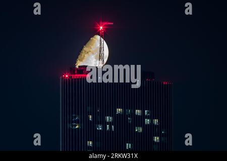 Split, Kroatien. 25. August 2023. Der Mond ist am 26. August 2023 über dem Westgate Tower in Split, Kroatien, zu sehen. Foto: Zvonimir Barisin/PIXSELL Credit: Pixsell/Alamy Live News Stockfoto