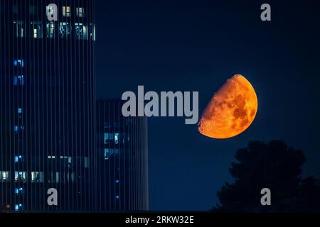 Split, Kroatien. 25. August 2023. Der Mond ist am 26. August 2023 über dem Westgate Tower in Split, Kroatien, zu sehen. Foto: Zvonimir Barisin/PIXSELL Credit: Pixsell/Alamy Live News Stockfoto