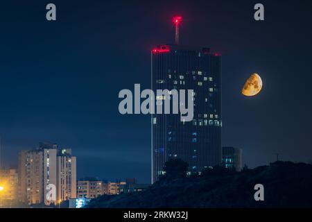 Split, Kroatien. 25. August 2023. Der Mond ist am 26. August 2023 über dem Westgate Tower in Split, Kroatien, zu sehen. Foto: Zvonimir Barisin/PIXSELL Credit: Pixsell/Alamy Live News Stockfoto