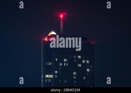 Split, Kroatien. 25. August 2023. Der Mond ist am 26. August 2023 über dem Westgate Tower in Split, Kroatien, zu sehen. Foto: Zvonimir Barisin/PIXSELL Credit: Pixsell/Alamy Live News Stockfoto