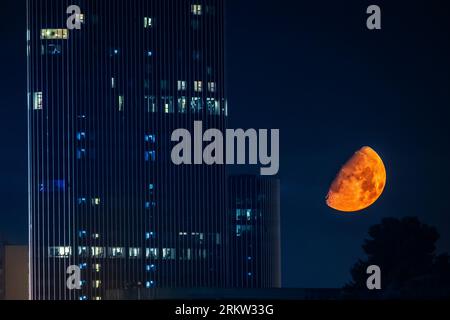 Split, Kroatien. 25. August 2023. Der Mond ist am 26. August 2023 über dem Westgate Tower in Split, Kroatien, zu sehen. Foto: Zvonimir Barisin/PIXSELL Credit: Pixsell/Alamy Live News Stockfoto