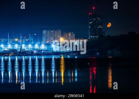 Split, Kroatien. 25. August 2023. Der Mond ist am 26. August 2023 über dem Westgate Tower in Split, Kroatien, zu sehen. Foto: Zvonimir Barisin/PIXSELL Credit: Pixsell/Alamy Live News Stockfoto