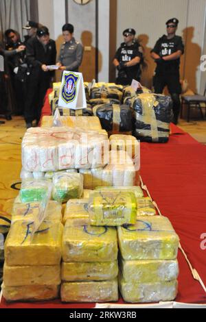 Bildnummer: 58610663  Datum: 19.10.2012  Copyright: imago/Xinhua (121019) -- BANGKOK, Oct. 19, 2012 (Xinhua) -- Thai policemen stand guard next to packages of seized drugs during a press conference at Royal Thai Police Headquarters in Bangkok, Thailand, Oct. 19, 2012. (Xinhua/Rachen Sageamsak) THAILAND-BANGKOK-SEIZED DRUGS PUBLICATIONxNOTxINxCHN Gesellschaft Kriminalität Drogen Fund Drogenfund xas x0x 2012 hoch      58610663 Date 19 10 2012 Copyright Imago XINHUA  Bangkok OCT 19 2012 XINHUA Thai Policemen stand Guard Next to Packages of seized Drugs during a Press Conference AT Royal Thai Poli Stock Photo