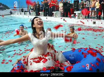 Bildnummer: 58610662 Datum: 26.01.2006 Copyright: imago/Xinhua (121019) -- ZHENGZHOU, 19. Oktober 2012 (Xinhua) -- das Dateifoto vom 26. Januar 2006 zeigt eine kreative Hochzeit in einem Schwimmbad in Zhengzhou, der zentralchinesischen Provinz Henan. PUBLICATIONxNOTxINxCHN Gesellschaft Hochzeit Hochzeitsfeier kurios Komik xas x1x 2012 quer Aufmacher 58610662 Datum 26 01 2006 Copyright Imago XINHUA Zhengzhou OCT 19 2012 XINHUA das AM 26 2006. Januar aufgenommene Aktenfoto zeigt einen kreativen Hochzeitshelden in einem Schwimmbad in Zhengzhou, Zentral-China, Provinz S Henan, PUBLICATIONxNOTxINxCHN Society Wedding W Stockfoto