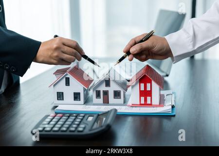 Banken genehmigen Darlehen zum Kauf von Häusern. Immobilienmakler erläutern das Dokument für Kunden, die sich mit ihnen in Verbindung setzen, um ein Haus zu kaufen, Immobilien zu kaufen oder zu verkaufen Stockfoto