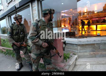 Bildnummer: 58611788 Datum: 19.10.2012 Copyright: imago/Xinhua (121020) -- SRINAGAR, 20. Oktober 2012 (Xinhua) -- indische Armeetruppen blicken während einer Suchoperation in ein Hotel nach einem Schießerei in Srinagar, der Sommerhauptstadt des von Indien kontrollierten Kaschmirs, 19. Oktober 2012. Ein Hotelangestellter wurde getötet und zwei weitere wurden bei einer Schießerei im Hotel in der Hauptstadt Srinagar verwundet. Der Sprecher der Polizei sagte, die Militanten hätten geplant, den Konvoi der indischen Armee anzugreifen, aber sie hätten ein nahegelegenes Hotel betreten und wahllos gefeuert. (Xinhua/Javed dar) INDIEN-SRINAGAR-MILITANTER ANGRIFF PUBLICATIONxNOTxINxCHN G Stockfoto