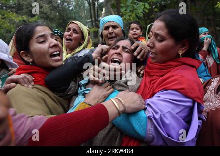 Bildnummer: 58612710  Datum: 19.10.2012  Copyright: imago/Xinhua SRINAGAR, Oct. 19, 2012 -- Kashmiri Muslim women wail during the funeral of their slained relative Farooq Ahmad, a hotel employee killed in a militant shooting incident, in Lariyar Tral village, some 40 kilometers south of Srinagar, summer capital of Indian-controlled Kashmir, Oct. 20, 2012. Hundreds of attended the funeral prayers for Ahmad here on Saturday. Farooq Ahmad was killed and two of his colleagues were wounded after suspected militants barged inside a four-star hotel in Indian-controlled Kashmir on Oct. 19. (Xinhua/Jav Stock Photo