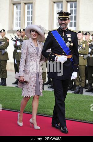 Bildnummer: 58612694 Datum: 20.10.2012 Copyright: imago/Xinhua (121020) -- LUXEMBURG, 20. Oktober 2012 (Xinhua) -- Spaniens Kronprinz Felipe und Prinzessin Letizia kommen an, um an der religiösen Hochzeitsfeier der Kronprinzessin Guillaume von Luxemburg und der belgischen CountessxStephanie de Lannoy in der Kathedrale Notre-Dame in Luxemburg, 20. Oktober 2012 teilzunehmen. (Xinhua/YE Pingfan) LUXEMBURG-BELGIEN-ROYALS-RELIGIOUS WEDDING PUBLICATIONxNOTxINxCHN Entertainment People Adel Hochzeit Hochzeitsfeier kirchliche Trauung xas x1x Premiere 2012 hoch o0 Familie, privat, Frau, Mann, Ehefrau, Ehemann 58612694 Datum Stockfoto