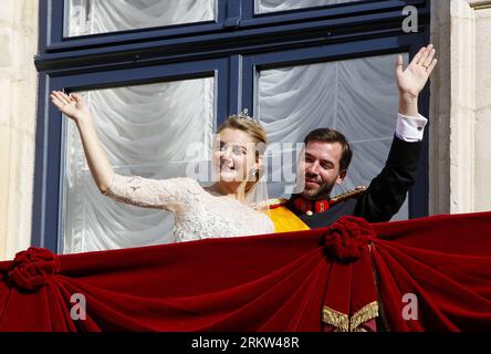 121020 -- LUXEMBURG, 20. Oktober 2012 Xinhua -- Luxemburgs Erbgroßherzog Guillaume und seine Frau Prinzessin Stephanie winken nach ihrer religiösen Hochzeit in Luxemburg am 20. Oktober 2012 auf dem Balkon des Großherzoglichen Palastes. Xinhua/Zhou Lei LUXEMBOURG-BELGIUM-ROYALS-RELIGIOUS WEDDING PUBLICATIONxNOTxINxCHN Stockfoto