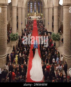 Bildnummer: 58612704 Datum: 20.10.2012 Copyright: imago/Xinhua (121020) -- LUXEMBURG, 20. Oktober 2012 (Xinhua) -- Luxemburgs Prinzessin Stephanie betritt die Kathedrale unserer Lieben Frau von Luxemburg während ihrer religiösen Hochzeit mit dem Erbgroßherzog Guillaume am 20. Oktober 2012. (Xinhua/GROSSHERZOGLICHES Gericht von LUXEMBURG) (bxq) LUXEMBURG-HEREDITÄRER GROSSHERZOG-RELIGIÖSE HOCHZEIT PUBLICATIONxNOTxINxCHN Entertainment People Adel Hochzeit Hochzeitsfeier kirchliche Trauung xas x1x Premiere 2012 Quadrat Aufmacher o0 Familie, privat, Frau, Mann, Ehefrau, Ehemann o0 Stephanie von Luxemburg Gräfin her Stockfoto